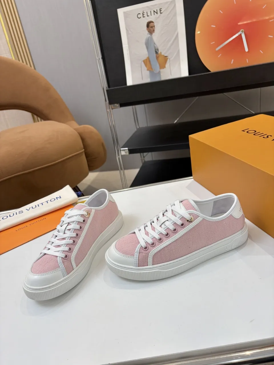p580🐮🐮 LV couple skate shoes｜Classic jacquard, the ultimate code for a sweet outing! 👫** This pair of shoes is Louis Vuitton's love letter to fashionistas💌 - **classic presbyopic skate shoes**, the perfect choice for couples to go out on the street!  🔸 **Luxury details are a must-have**: Jacquard fabric  🔸 **So comfortable that you don’t want to take it off**: The sheepskin lining is skin-friendly and breathable, warm in autumn and winter without stuffing your feet, refreshing in spring and summer without being sticky, and you can wear it with a high-end feel in all seasons!  🔸 **Steady sense of security**: Non-slip rubber outsole, perfect grip, accompanying you through romantic streets.  **💑 Couple outfit inspiration**: ▪️ For boys, pair with leggings + baseball cap for a trendy street look!  ▪️ Girls can wear short skirts or shark pants, and the sweet and cool style is easy to choose~ **#Louis Vuitton #couple shoes #presbyopia classic** **👉 Click to collect and become the most fashionable CP in the circle of friends with him! ** Fabric: Imported cowhide/classic jacquard fabric Lining: Sheepskin lining Sole: Original rubber sole Size: Women’s size 35-42 (40/41/42 customized) Men’s size 39-45 (39.45 customized)